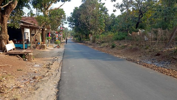 Rekonstruksi ruas Jalan CijohoCikangkung di Kecamatan Ciracap, Jawa Barat.