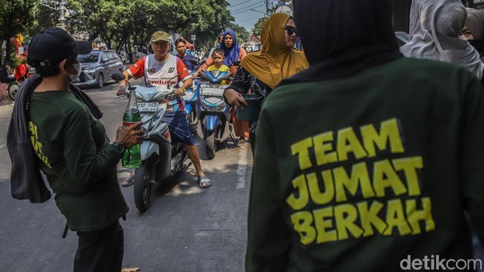Warga membagikan bensin gratis kepada masyarakat di kawasan Tanjung Priok, Jakarta Utara, Jumat (21/8/2026). Aksi berbagi tersebut dilakukan sebagai bentuk kepedulian terhadap sesama.