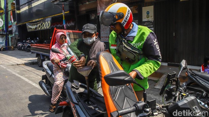 Warga membagikan bensin gratis kepada masyarakat di kawasan Tanjung Priok, Jakarta Utara, Jumat (21/8/2026). Aksi berbagi tersebut dilakukan sebagai bentuk kepedulian terhadap sesama.