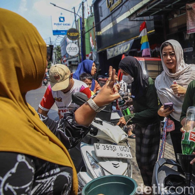 Rezeki Jumat Berkah, Warga Tanjung Priok Dapat Bensin Gratis