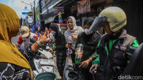 Rezeki Jumat Berkah, Warga Tanjung Priok Dapat Bensin Gratis