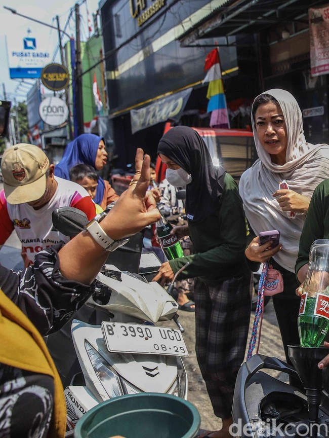 Rezeki Jumat Berkah, Warga Tanjung Priok Dapat Bensin Gratis