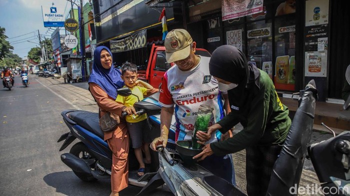Warga membagikan bensin gratis kepada masyarakat di kawasan Tanjung Priok, Jakarta Utara, Jumat (21/8/2026). Aksi berbagi tersebut dilakukan sebagai bentuk kepedulian terhadap sesama.