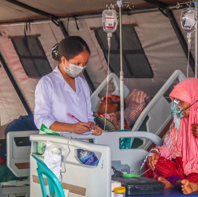 Antisipasi Gempa Susulan, RSUD Komodo Rawat Pasien di Tenda Darurat