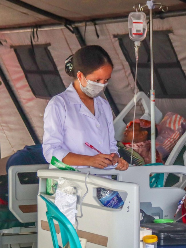 Antisipasi Gempa Susulan, RSUD Komodo Rawat Pasien di Tenda Darurat