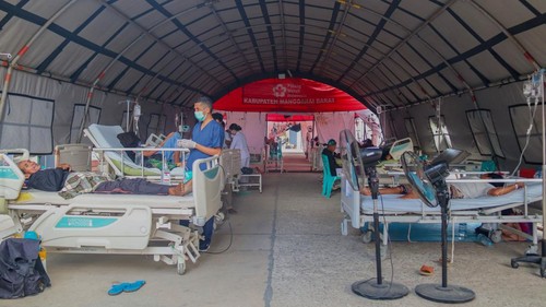 Sejumlah pasien menjalani perawatan di tenda darurat RSUD Komodo, Labuan Bajo, Manggarai Barat, NTT, Kamis (20/8/2026). Rumah sakit tersebut menggunakan tenda-tenda darurat di halaman rumah sakit guna mengantisipasi dampak gempa susulan setelah gempa bumi bermagnitudo 7,7 terjadi pada Sabtu (15/8). ANTARA FOTO/Gecio Viana/app/nym.