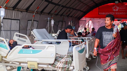 Sejumlah pasien menjalani perawatan di tenda darurat RSUD Komodo, Labuan Bajo, Manggarai Barat, NTT, Kamis (20/8/2026). Rumah sakit tersebut menggunakan tenda-tenda darurat di halaman rumah sakit guna mengantisipasi dampak gempa susulan setelah gempa bumi bermagnitudo 7,7 terjadi pada Sabtu (15/8). ANTARA FOTO/Gecio Viana/app/nym.