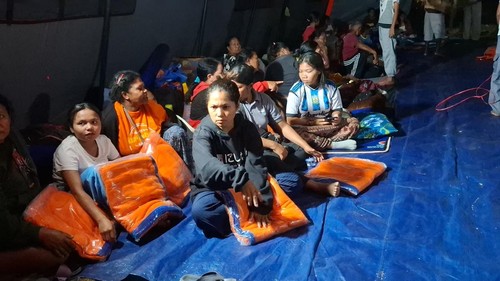 Sejumlah pengungsi di Lapangan Berdikari Danga, Nagekeo, NTT, saat mendapat sumbangan selimut, Jumat (21/8/2026). (Yufengki Bria/detikBali)