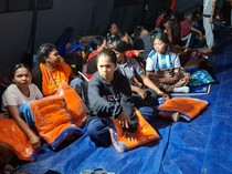 Video Polisi Beri Terapi Psikologis ke Pengungsi Gempa NTT di Ngada