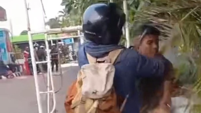 Seorang pengemudi mobil dianiaya pemotor di depan SPBU di Jagakarsa, Jakarta Selatan. Penganiayaan itu dipicu masalah klakson. (dok Ist)