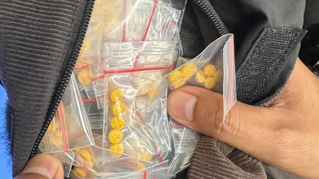 Seorang pria mengebut ugal-ugalan ditangkap tim Patroli Jaga Jakarta di Kota Bekasi. Dari tangan pria itu disita ratusan butir obat keras ilegal. (dok Ist)