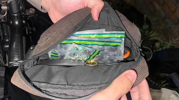 Seorang pria mengebut ugal-ugalan ditangkap tim Patroli Jaga Jakarta di Kota Bekasi. Dari tangan pria itu disita ratusan butir obat keras ilegal. (dok Ist)