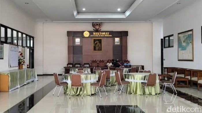 Suasana lantai 1 gedung rektorat Unsoed Purwokerto, Jumat (21/8/2026).