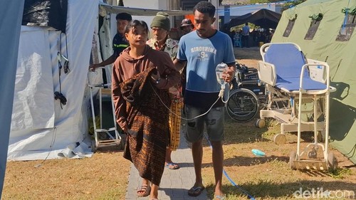 Suasana pelayanan kesehatan di RSUD Aeramo, Negekeo, NTT, Jumat (21/8/2026), usai terdampak gempa bumi. (Yufengki Bria/detikBali).