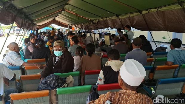 Suasana pelayanan kesehatan di RSUD Aeramo, Negekeo, NTT, Jumat (21/8/2026), usai terdampak gempa bumi. (Yufengki Bria/detikBali). Suasana pelayanan kesehatan di RSUD Aeramo, Negekeo, NTT, Jumat (21/8/2026), usai terdampak gempa bumi. (Yufengki Bria/detikBali).