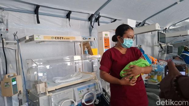Suasana pelayanan kesehatan di RSUD Aeramo, Negekeo, NTT, Jumat (21/8/2026), usai terdampak gempa bumi. (Yufengki Bria/detikBali). Suasana pelayanan kesehatan di RSUD Aeramo, Negekeo, NTT, Jumat (21/8/2026), usai terdampak gempa bumi. (Yufengki Bria/detikBali).