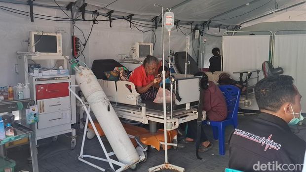 Suasana pelayanan kesehatan di RSUD Aeramo, Negekeo, NTT, Jumat (21/8/2026), usai terdampak gempa bumi. (Yufengki Bria/detikBali). Suasana pelayanan kesehatan di RSUD Aeramo, Negekeo, NTT, Jumat (21/8/2026), usai terdampak gempa bumi. (Yufengki Bria/detikBali).
