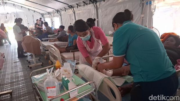 Suasana pelayanan kesehatan di RSUD Aeramo, Negekeo, NTT, Jumat (21/8/2026), usai terdampak gempa bumi. (Yufengki Bria/detikBali). Suasana pelayanan kesehatan di RSUD Aeramo, Negekeo, NTT, Jumat (21/8/2026), usai terdampak gempa bumi. (Yufengki Bria/detikBali).