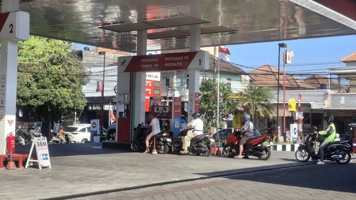 Suasana pengisian BBM kendaraan di SPBU 54.801.42, Jalan Tukad Yeh Aya, Denpasar, Bali, Jumat (21/8/2026). (Fabiola Dianira/detikBali)