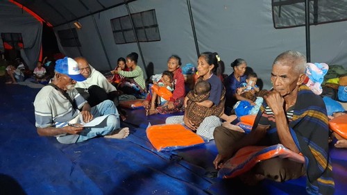 Suasana salah satu tenda pengungsian di Lapangan Berdikari Danga, Nagekeo, NTT, Jumat (21/8/2026) malam. (Yufengki Bria/detikBali)