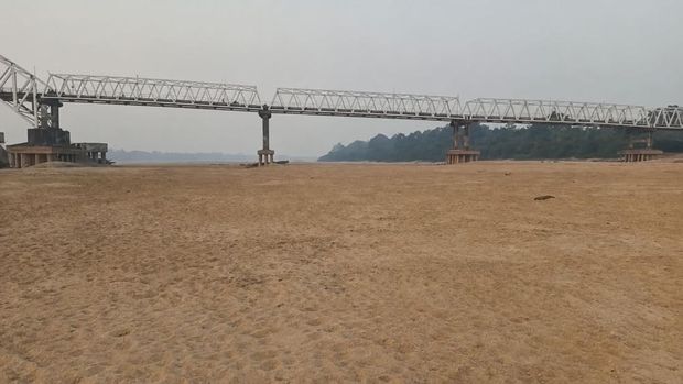 Sungai Barito Mengering, Bawah Jembatan Kalahien Bak Gurun Pasir
