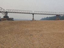 Hamparan Pasir Muncul di Tengah Aliran Sungai Barito