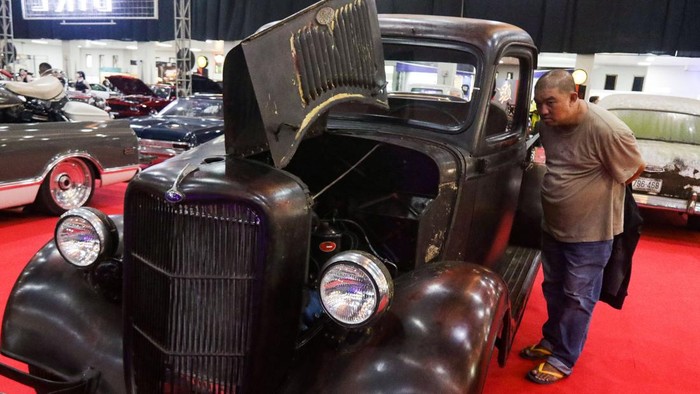 Pengunjung mengamati mobil modifikasi yang dipamerkan pada Indonesia Custom Show 2026 di Jogja Expo Center (JEC), Bantul, DI Yogyakarta, Jumat (21/8/2026). Ajang yang berlangsung hingga 23 Agustus 2026 tersebut memamerkan lebih dari 200 mobil dan motor custom sebagai ajang promosi pelaku industri kreatif di bidang modifikasi kendaraan bermotor. ANTARA FOTO/Rahid Putra Laksana