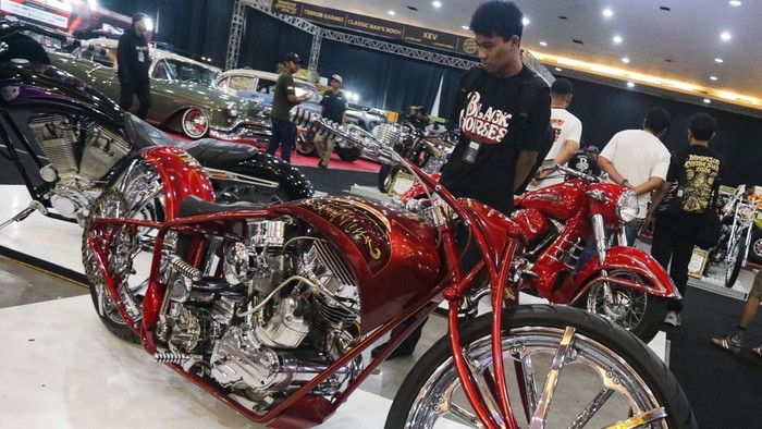Pengunjung mengamati mobil modifikasi yang dipamerkan pada Indonesia Custom Show 2026 di Jogja Expo Center (JEC), Bantul, DI Yogyakarta, Jumat (21/8/2026). Ajang yang berlangsung hingga 23 Agustus 2026 tersebut memamerkan lebih dari 200 mobil dan motor custom sebagai ajang promosi pelaku industri kreatif di bidang modifikasi kendaraan bermotor. ANTARA FOTO/Rahid Putra Laksana