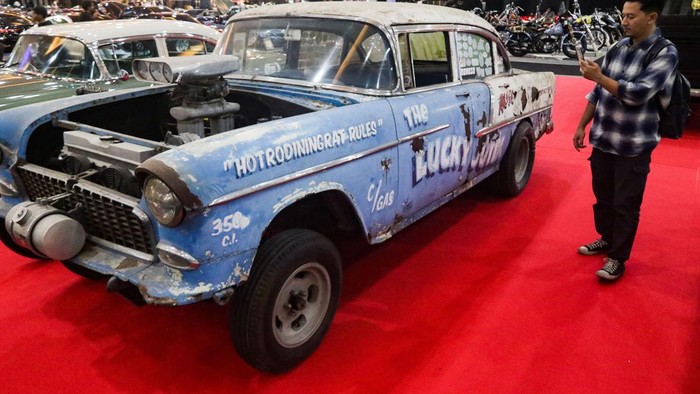 Pengunjung mengamati mobil modifikasi yang dipamerkan pada Indonesia Custom Show 2026 di Jogja Expo Center (JEC), Bantul, DI Yogyakarta, Jumat (21/8/2026). Ajang yang berlangsung hingga 23 Agustus 2026 tersebut memamerkan lebih dari 200 mobil dan motor custom sebagai ajang promosi pelaku industri kreatif di bidang modifikasi kendaraan bermotor. ANTARA FOTO/Rahid Putra Laksana