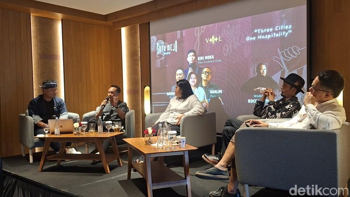 Talkshow Satu Meja yang diinisiasi oleh Vinyl Bar, Indigo Hotel Bandung.