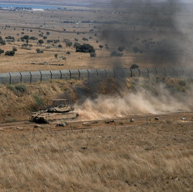 Tank Israel Melintas di Sepanjang Garis Gencatan Senjata