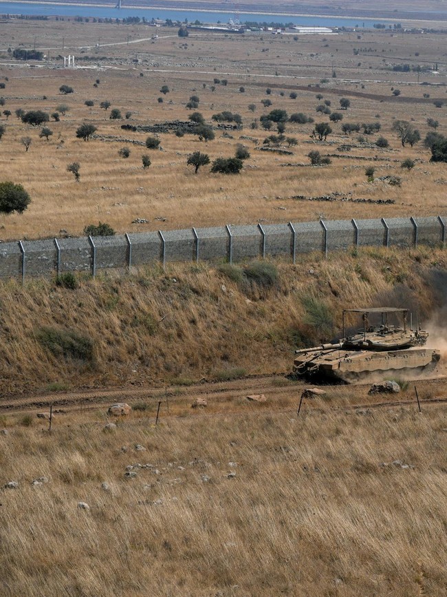 Tank Israel Melintas di Sepanjang Garis Gencatan Senjata