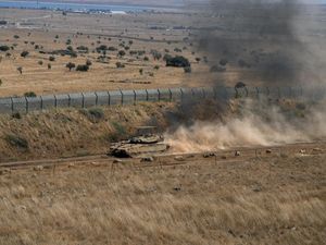 Tank Israel Melintas di Sepanjang Garis Gencatan Senjata