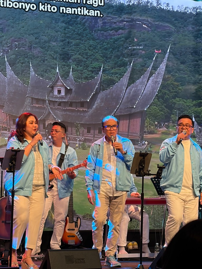 Tantowi Yahya siap menggelar konser Strings of Equator di Eropa, menggabungkan musik Indonesia dan internasional untuk diplomasi budaya.
