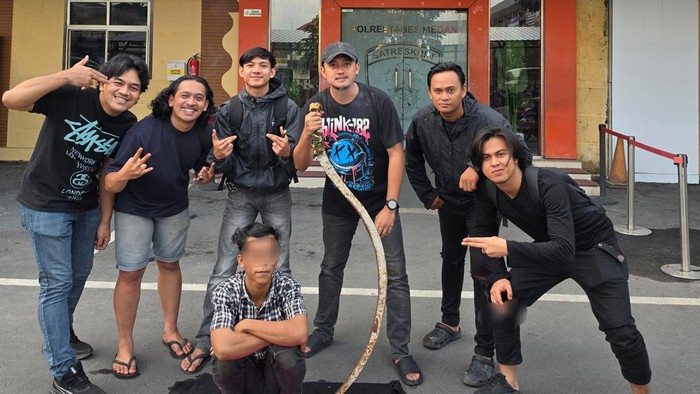 Teks foto: Pelaku JR usai ditangkap petugas kepolisian. (Foto: dok. Polrestabes Medan)