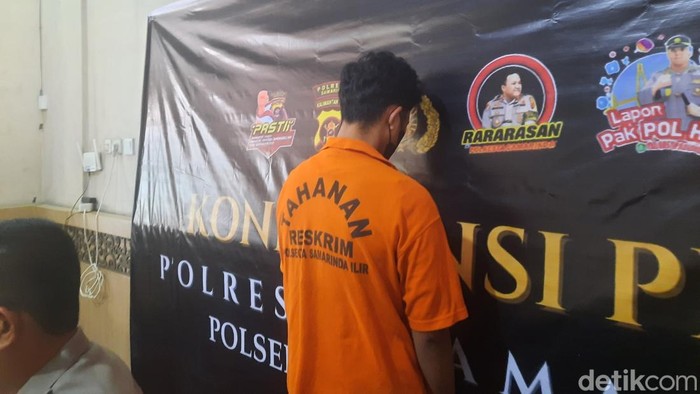Tersangka penganiayaan MF digiring anggota Polsek Samarinda Kota.