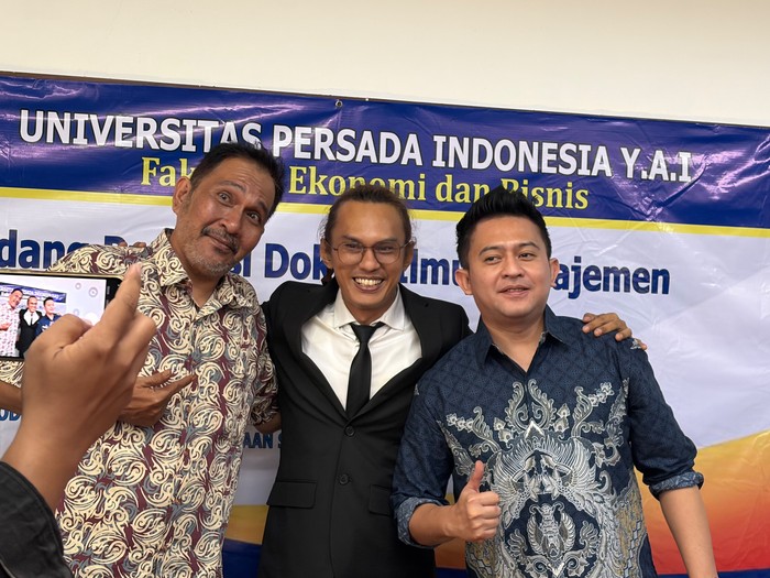 Vokalis The Potters, Angga Rinzani, raih gelar Doktor dengan disertasi tentang kesejahteraan seniman musik. Perjuangannya menginspirasi banyak orang!