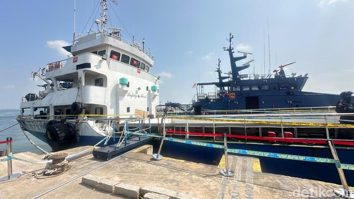 Tim gabungan menggagalkan penyelundupan 2,6 ton narkoba cair dan jutaan batang rokok ilegal yang diangkut kapal MV Ocean Porter di perairan Kepri. (Rizky AM/detikcom)