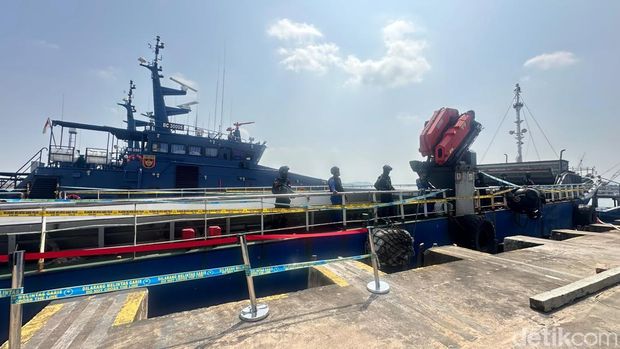 Tim gabungan menggagalkan penyelundupan 2,6 ton narkoba cair dan jutaan batang rokok ilegal yang diangkut kapal MV Ocean Porter di perairan Kepri. (Rizky AM/detikcom)