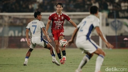 Tim Geypens (tengah) diapit dua pemain Persib Bandung dalam laga Dewata Challenge 2026 di Stadion Kapten I Wayan Dipta, Gianyar.