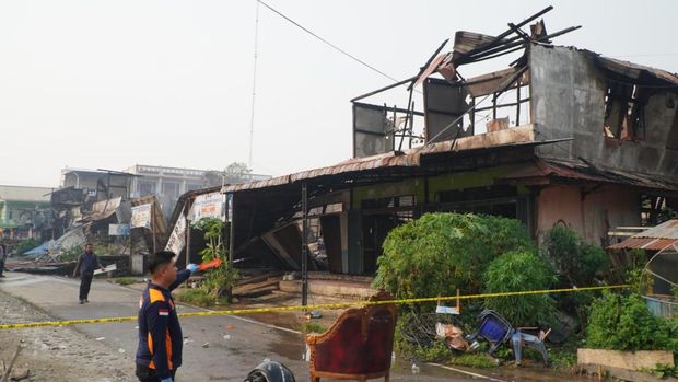 Tim Satreskrim Polres Sekadau sedang olah TKP kebakaran di Terminal Lawang Kuari. (dok Humas Polres Sekadau) Tim Satreskrim Polres Sekadau sedang olah TKP kebakaran di Terminal Lawang Kuari. (dok Humas Polres Sekadau)