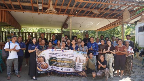 Tim Undiksha dalam program pengabdian di Sentra Kerajinan Anyaman Bambu Sidatapa