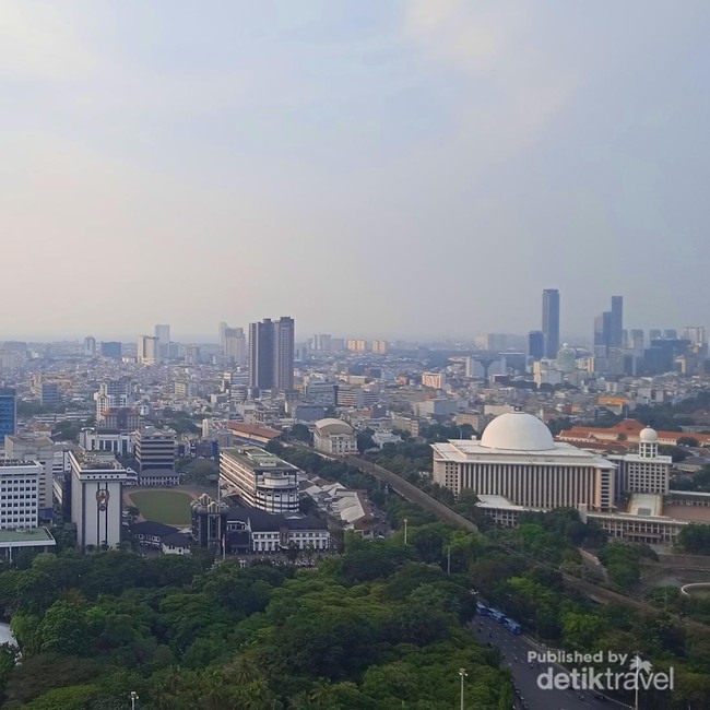 Menikmati Jakarta dari Puncak Monumen Nasional