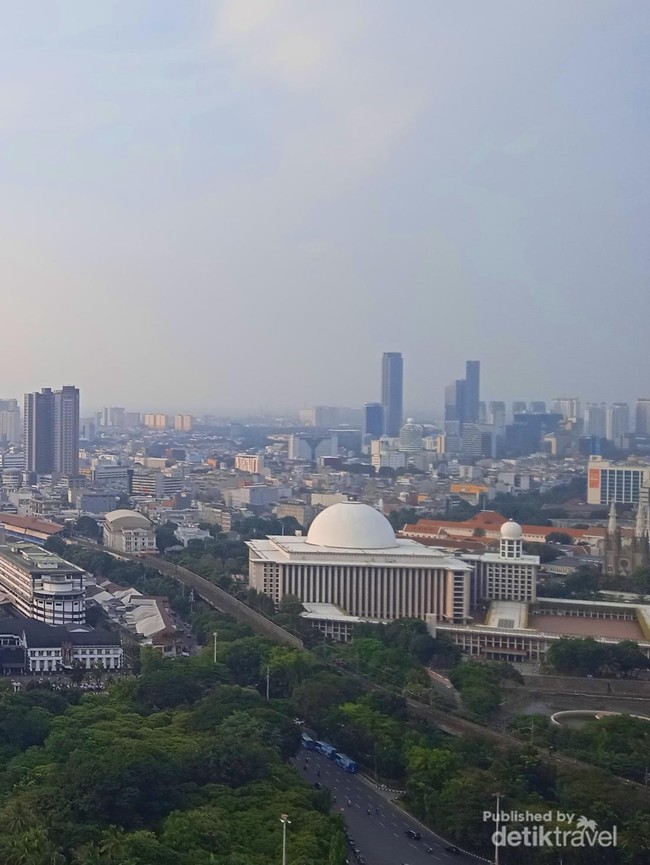 Menikmati Jakarta dari Puncak Monumen Nasional