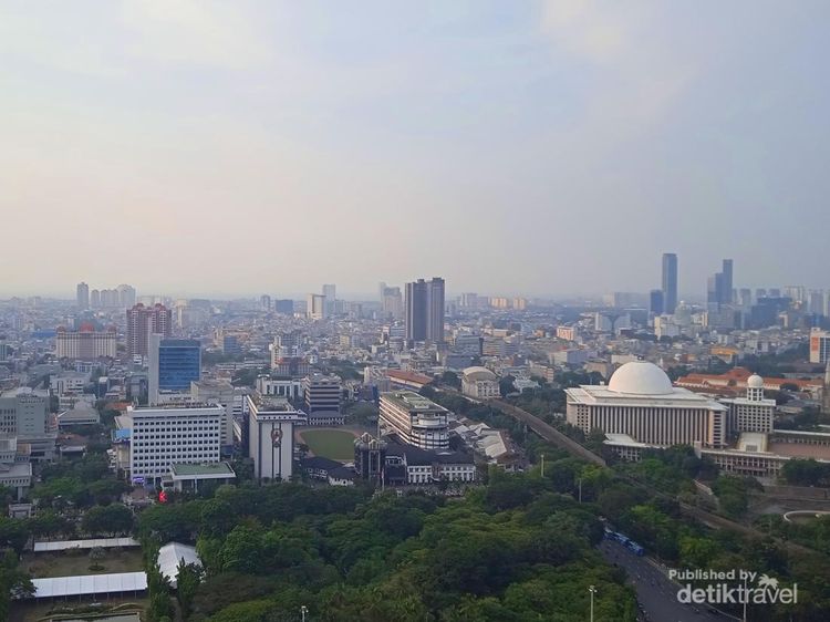 Menikmati Jakarta dari Puncak Monumen Nasional