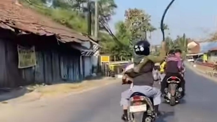 Video viral aksi pelajar tawuran di Cirebon.