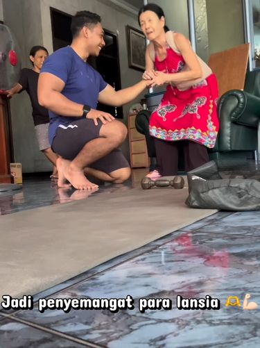 Viral di sosial media, seorang lulusan Penjas mendedikasikan ilmunya menjadi pelatih fitness lansia agar hidupnya bisa memberi manfaat bagi sesama di sekitar. Viral di sosial media, seorang lulusan Penjas mendedikasikan ilmunya menjadi pelatih fitness lansia agar hidupnya bisa memberi manfaat bagi sesama di sekitar.