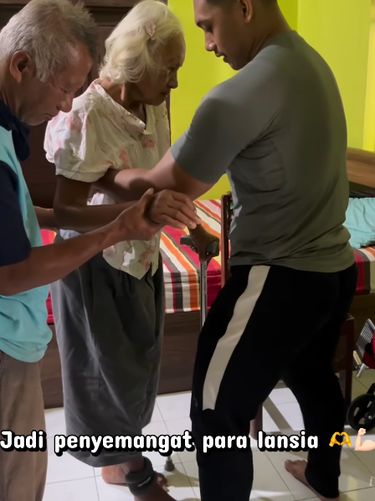 Viral di sosial media, seorang lulusan Penjas mendedikasikan ilmunya menjadi pelatih fitness lansia agar hidupnya bisa memberi manfaat bagi sesama di sekitar. Viral di sosial media, seorang lulusan Penjas mendedikasikan ilmunya menjadi pelatih fitness lansia agar hidupnya bisa memberi manfaat bagi sesama di sekitar.