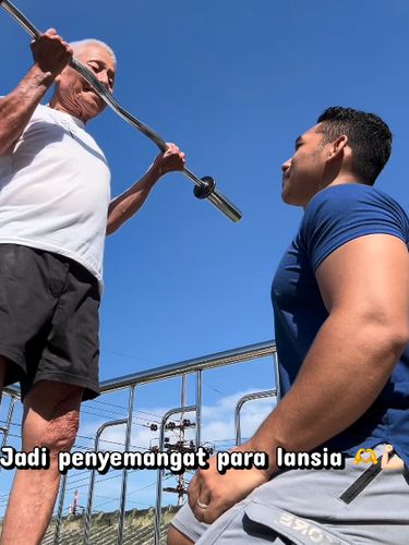 Viral di sosial media, seorang lulusan Penjas mendedikasikan ilmunya menjadi pelatih fitness lansia agar hidupnya bisa memberi manfaat bagi sesama di sekitar. Viral di sosial media, seorang lulusan Penjas mendedikasikan ilmunya menjadi pelatih fitness lansia agar hidupnya bisa memberi manfaat bagi sesama di sekitar.