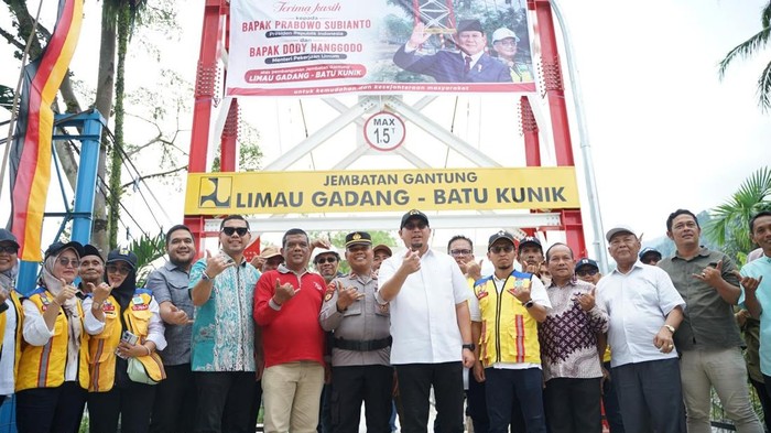 Wakil Ketua Komisi VI DPR RI dari Fraksi Gerindra Andre Rosiade meninjau Jembatan Gantung Limau GadangBatu Kunik di Nagari Limau Gadang Lumpo, Kabupaten Pesisir Selatan, Sumatera Barat (Sumbar).